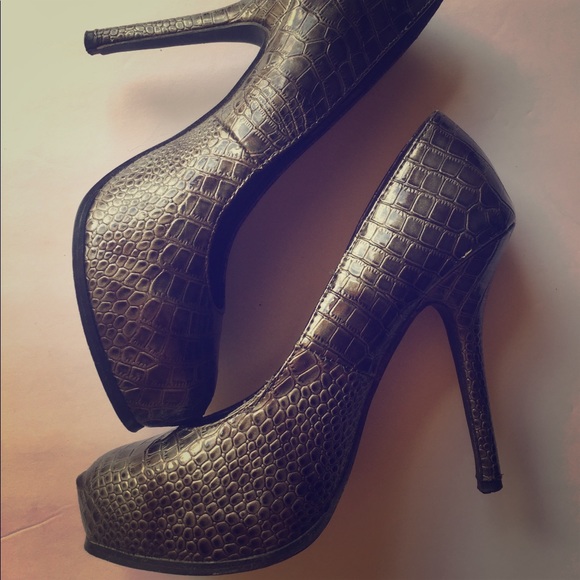 Gray snakeskin style Wet Seal heels - Picture 2 of 3